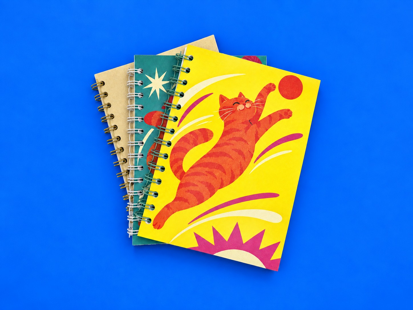 Libretas con espiral metálico y portadas personalizadas sobre fondo azul